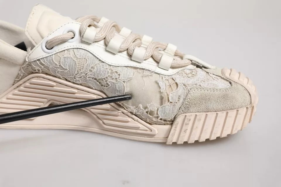 Chaussures de sport basses blanches Dolce & Gabbana avec dentelle, style sneakers élégants et confortables.