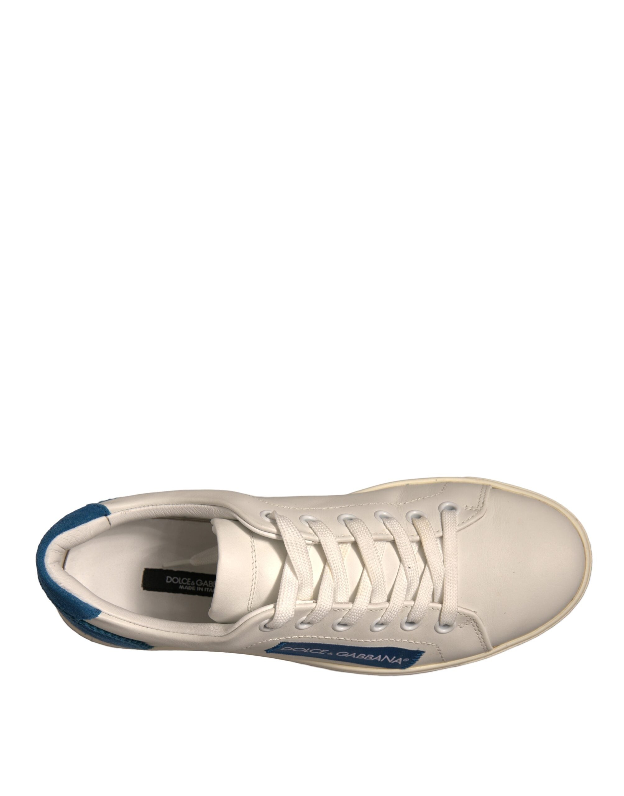 Chaussures de sneakers basses blanches en daim en cuir Dolce & Gabbana, montrant la semelle et le design élégant.