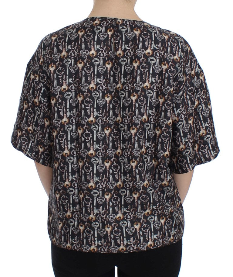 Blouse en soie Dolce & Gabbana gris avec motif clé doré, style T-shirt élégant et tendance.