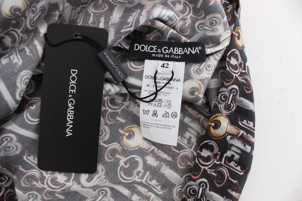 Chemise en soie Dolce & Gabbana à motif clé gris et or, t-shirt élégant avec design sophistiqué visible sur l'image.