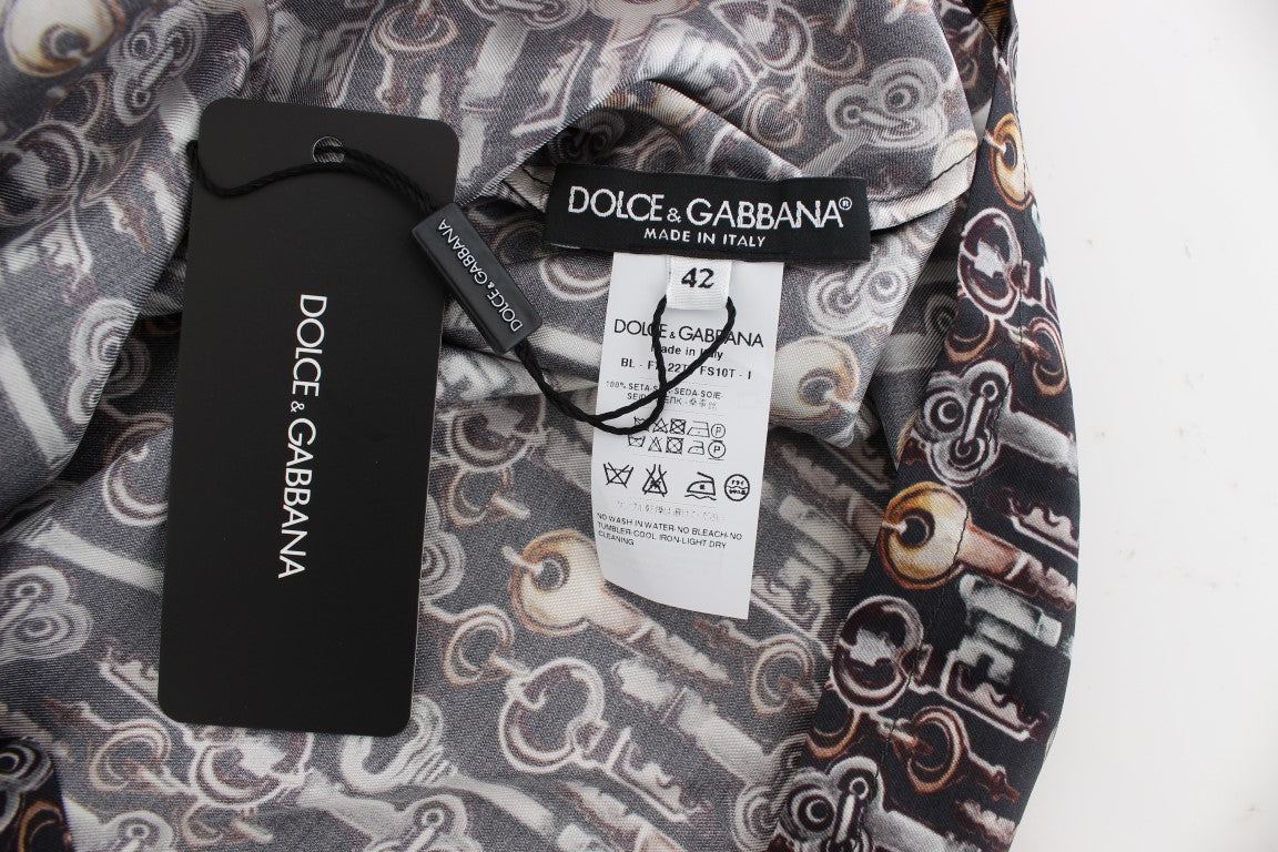 Chemise en soie Dolce & Gabbana à motif clé gris et or, t-shirt élégant avec design sophistiqué visible sur l'image.