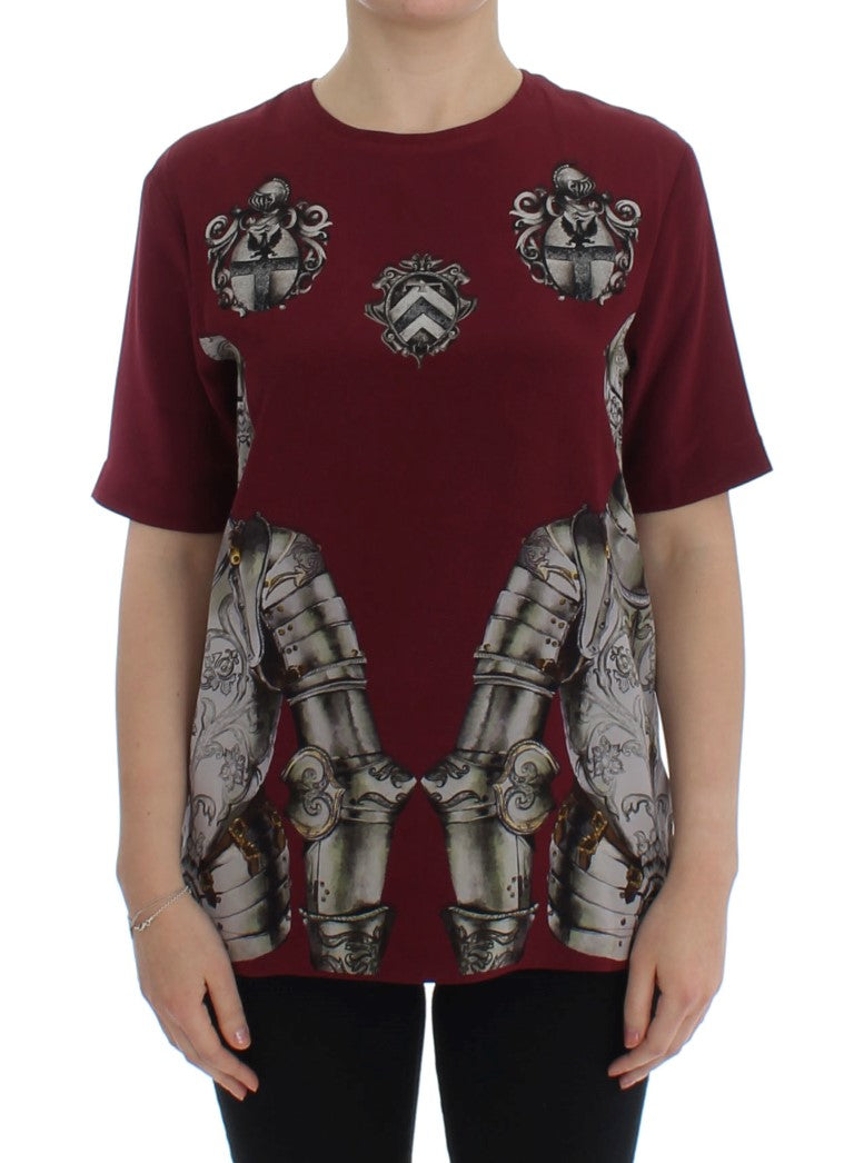 Chemise en soie rouge Dolce & Gabbana avec motif de chevalier, style blouse ou T-shirt sophistiqué.