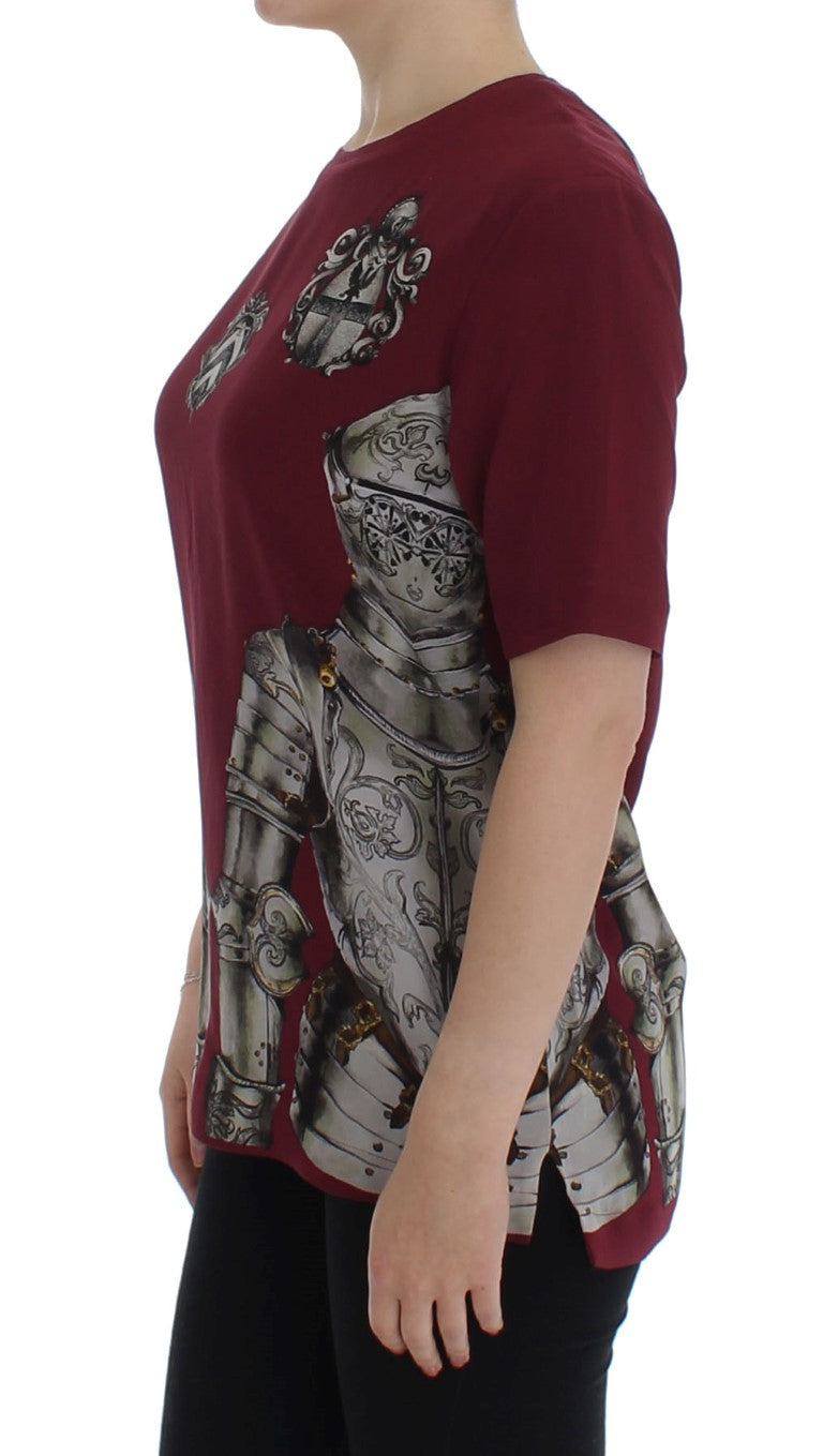 Chemise en soie rouge Dolce & Gabbana avec motif de chevalier, style élégant et sophistiqué, vue de face.
