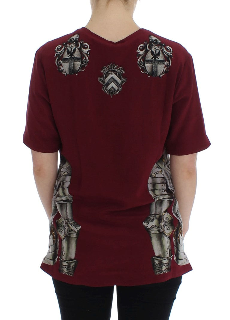 Chemise en soie Dolce & Gabbana rouge avec motif de chevalier, élégante blouse à imprimé chevalier en tissu léger.