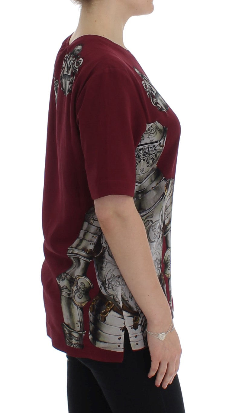 Chemise en soie rouge Dolce & Gabbana avec motif chevalier, élégante blouse à imprimé chevalier pour femme.