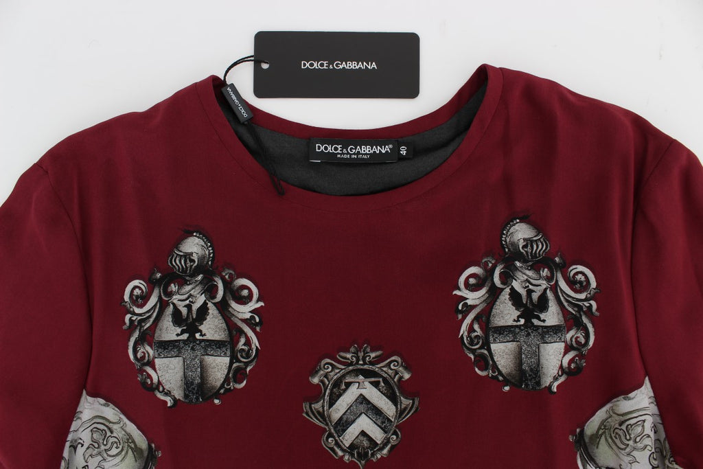Chemise en soie rouge Dolce & Gabbana avec imprimé chevalier, style T-shirt élégant et sophistiqué.