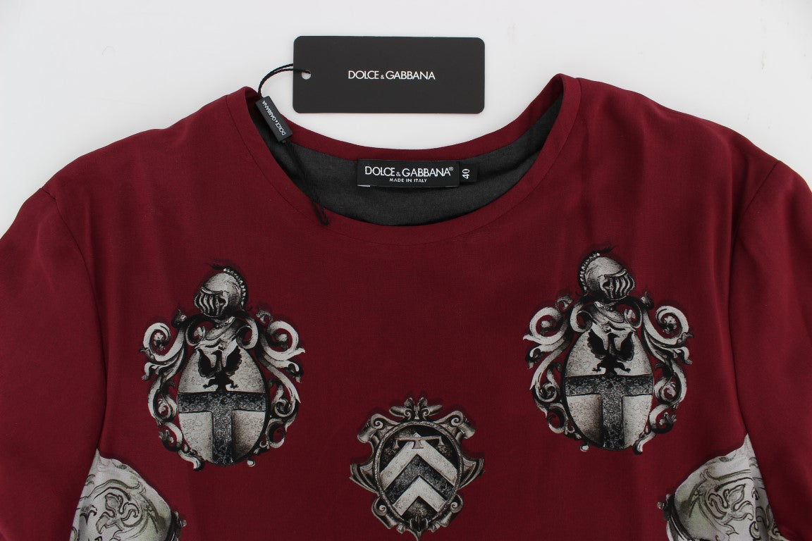 Chemise en soie rouge Dolce & Gabbana avec imprimé chevalier, style T-shirt élégant et sophistiqué.