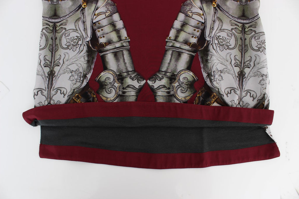 Blouse en soie rouge avec impression chevalier de Dolce & Gabbana, détail élégant et tissu fluide visible sur l'image.