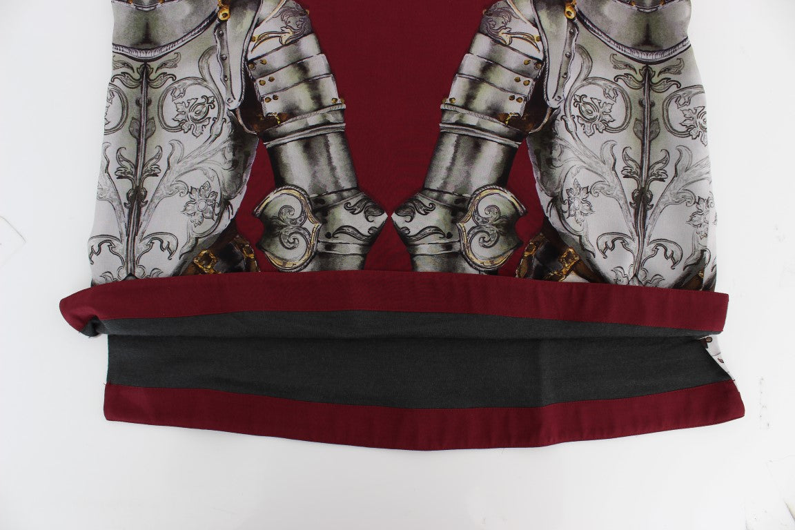Blouse en soie rouge avec impression chevalier de Dolce & Gabbana, détail élégant et tissu fluide visible sur l'image.