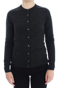 Cardigan en laine grise Dolce & Gabbana avec boutons, style élégant et confortable, porté sur un mannequin.