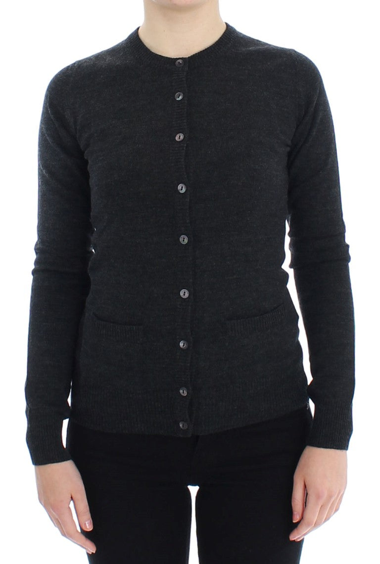 Cardigan en laine grise Dolce & Gabbana avec boutons, style élégant et confortable, porté sur un mannequin.