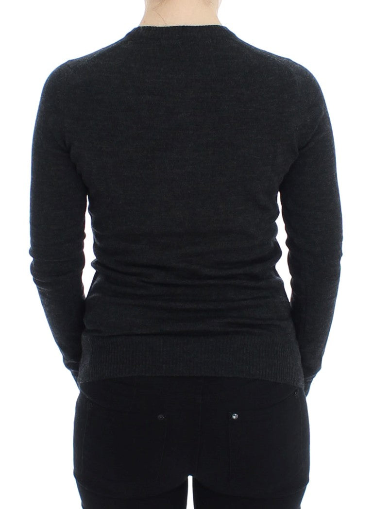 Pull cardigan en laine grise Dolce & Gabbana avec boutons, doux et élégant, porté sur un modèle.