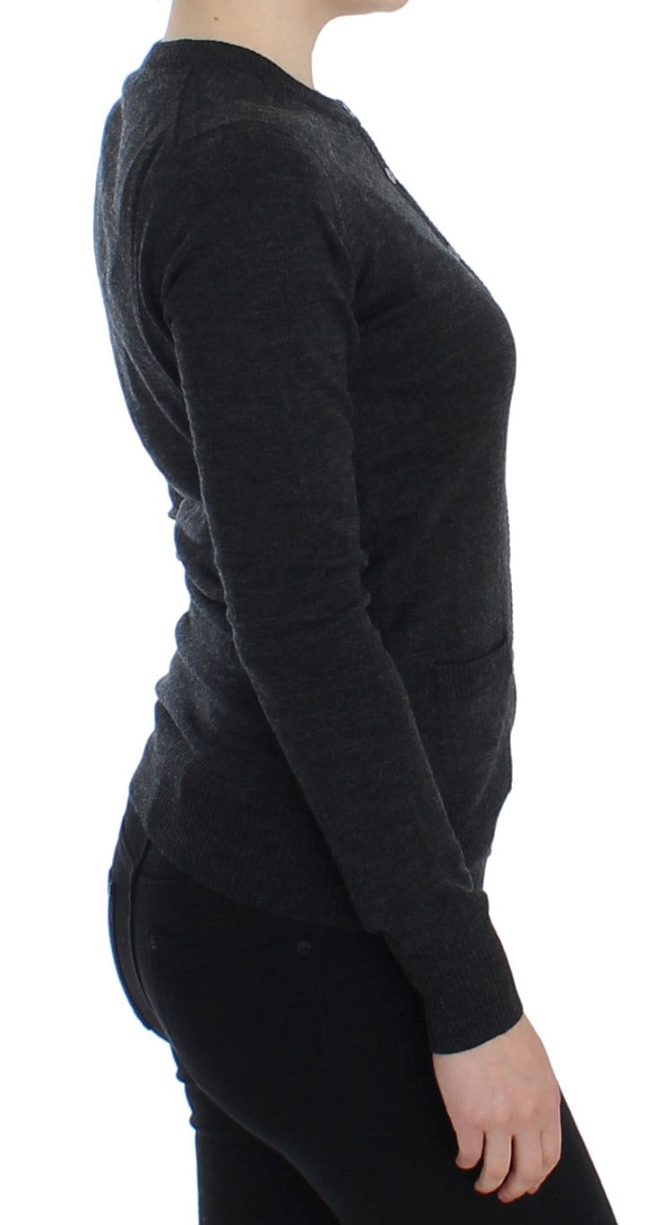 Cardigan en laine grise Dolce & Gabbana avec boutons, manches longues et coupe classique, porté par un mannequin.