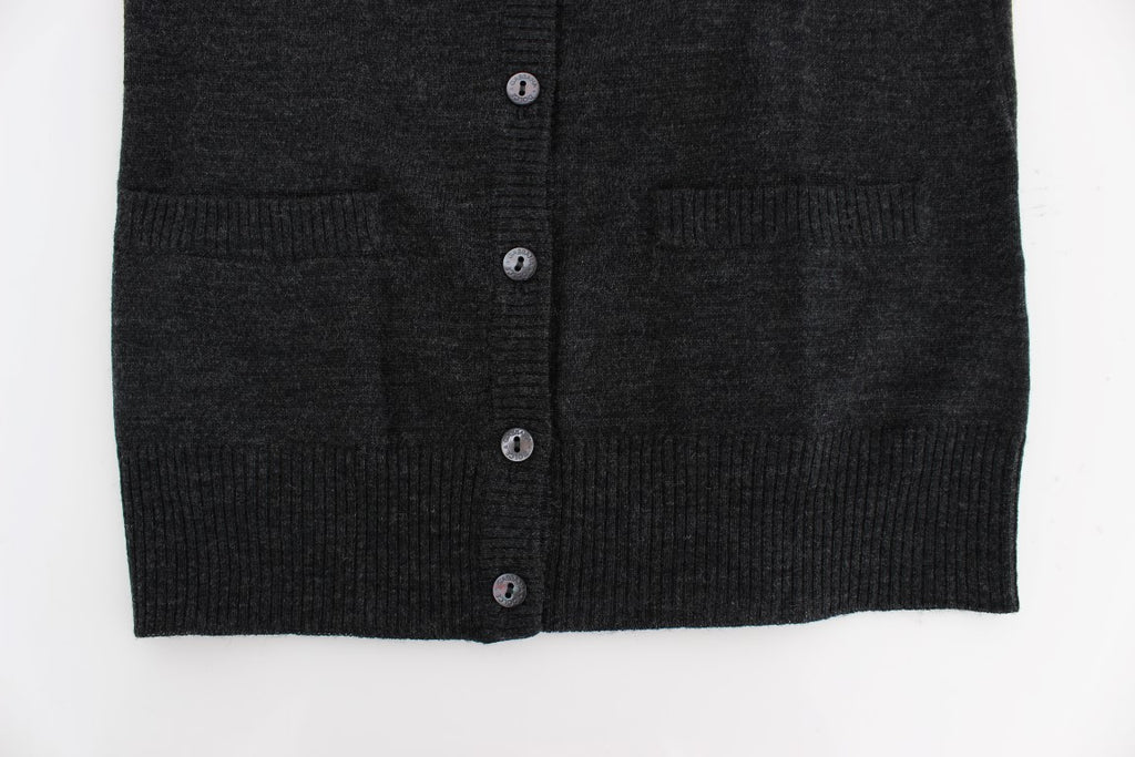 Cardigan en laine grise Dolce & Gabbana à boutons, pull classique avec col en V et manches longues, vue de face.
