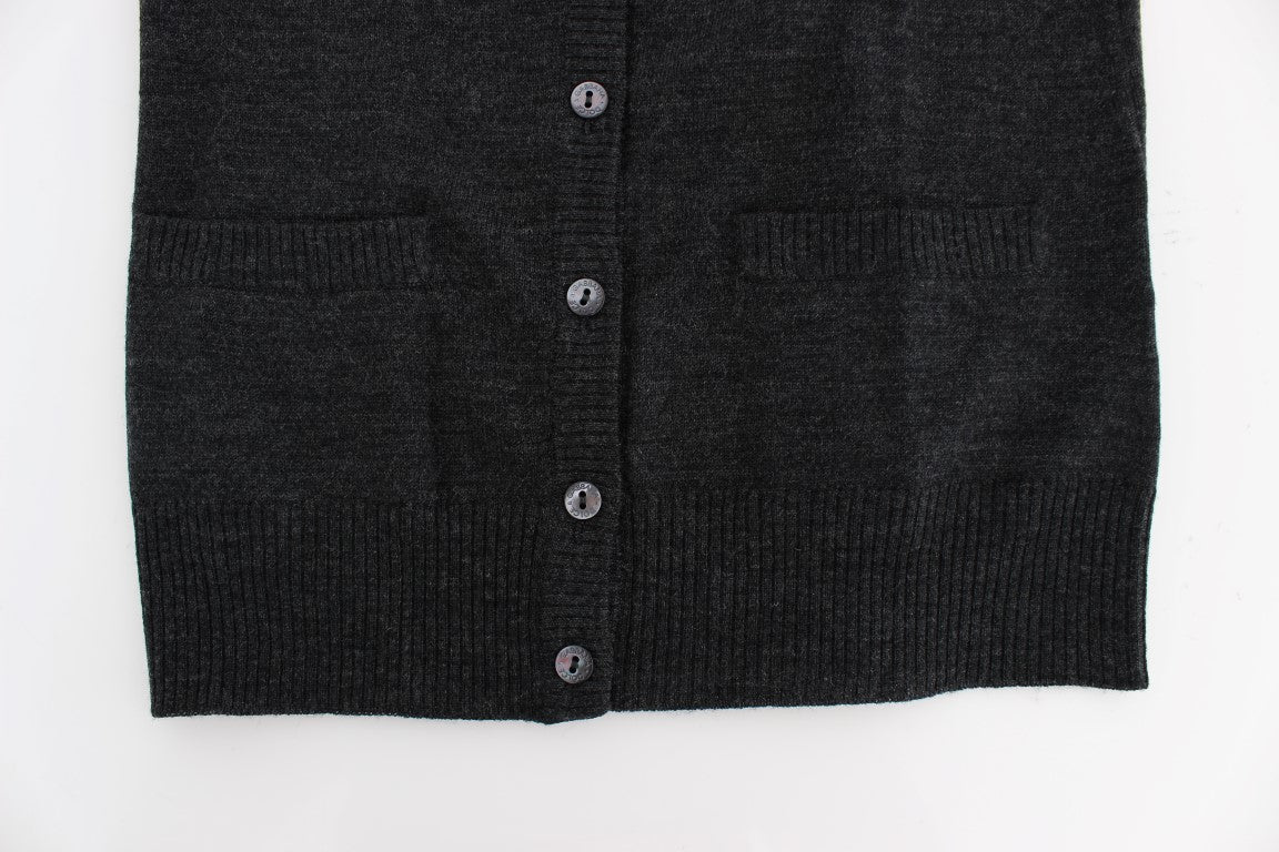 Cardigan en laine grise Dolce & Gabbana à boutons, pull classique avec col en V et manches longues, vue de face.