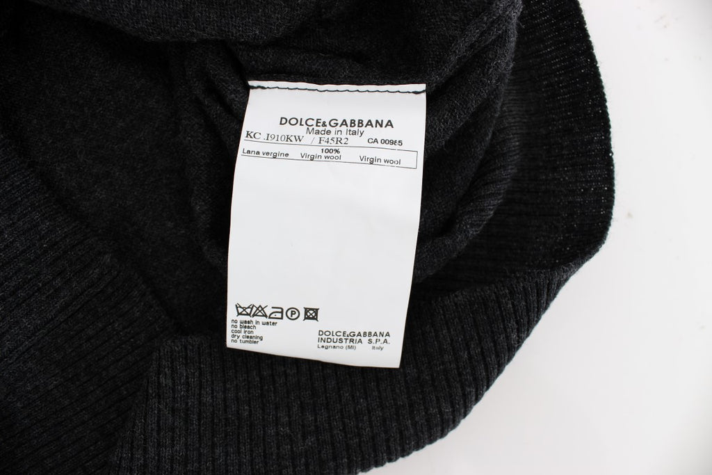 Cardigan en laine grise Dolce & Gabbana avec boutons, style élégant et confortable, porté sur un mannequin.