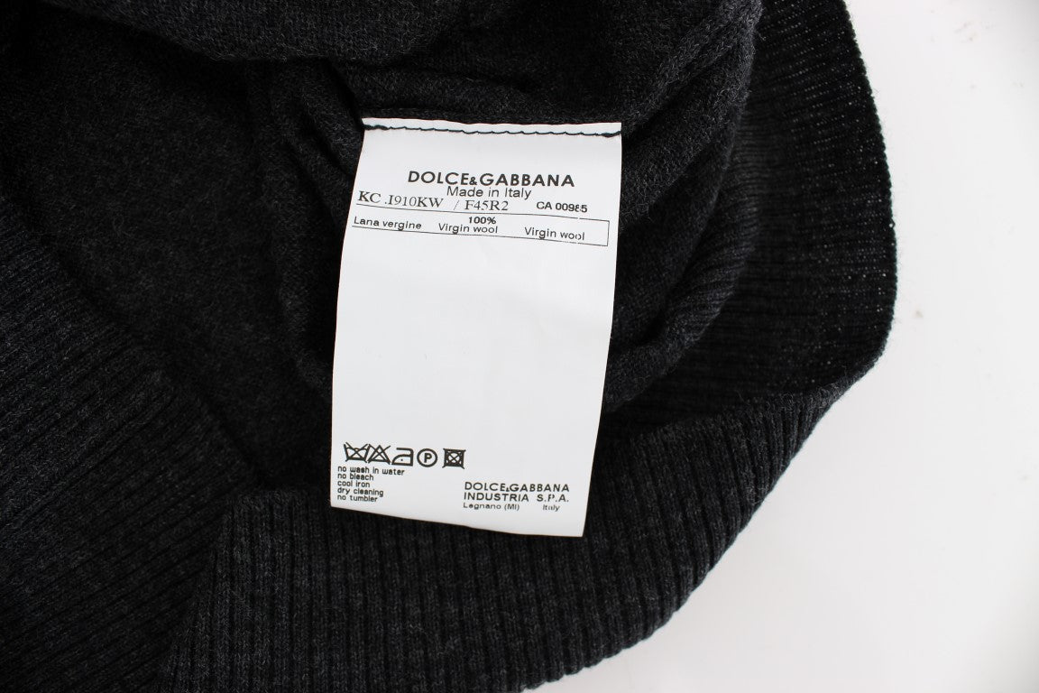 Cardigan en laine grise Dolce & Gabbana avec boutons, style élégant et confortable, porté sur un mannequin.