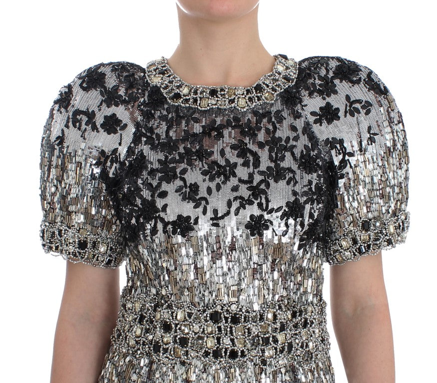 Robe Dolce & Gabbana en cristal argenté, faite à la main, avec un design de runway élégante et sophistiquée.