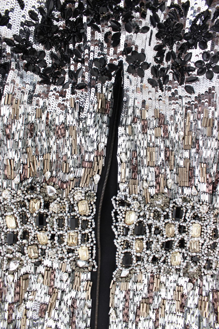 Robe de défilé en cristal argenté Dolce & Gabbana, faite à la main, avec détails élégants et tissu sophistiqué.