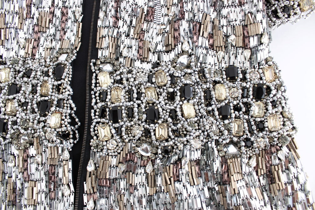 Robe de défilé Dolce & Gabbana en cristal argentée, faite à la main, élégante et ornée de détails brillants.
