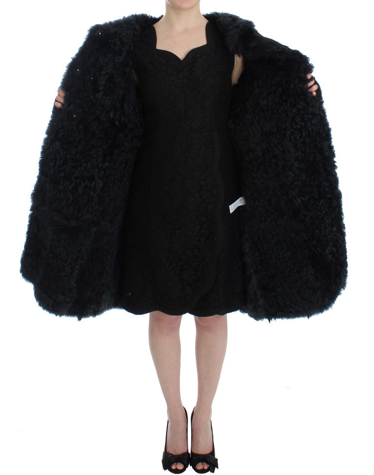 Manteau long en shearling en fourrure de chèvre noire de Dolce & Gabbana, vue de face avec col en fourrure.