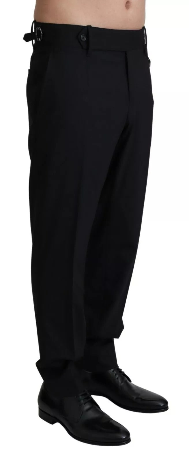 Pantalon Dolce & Gabbana en laine noire extensible, coupe ajustée et élégante, visible sur le mannequin.