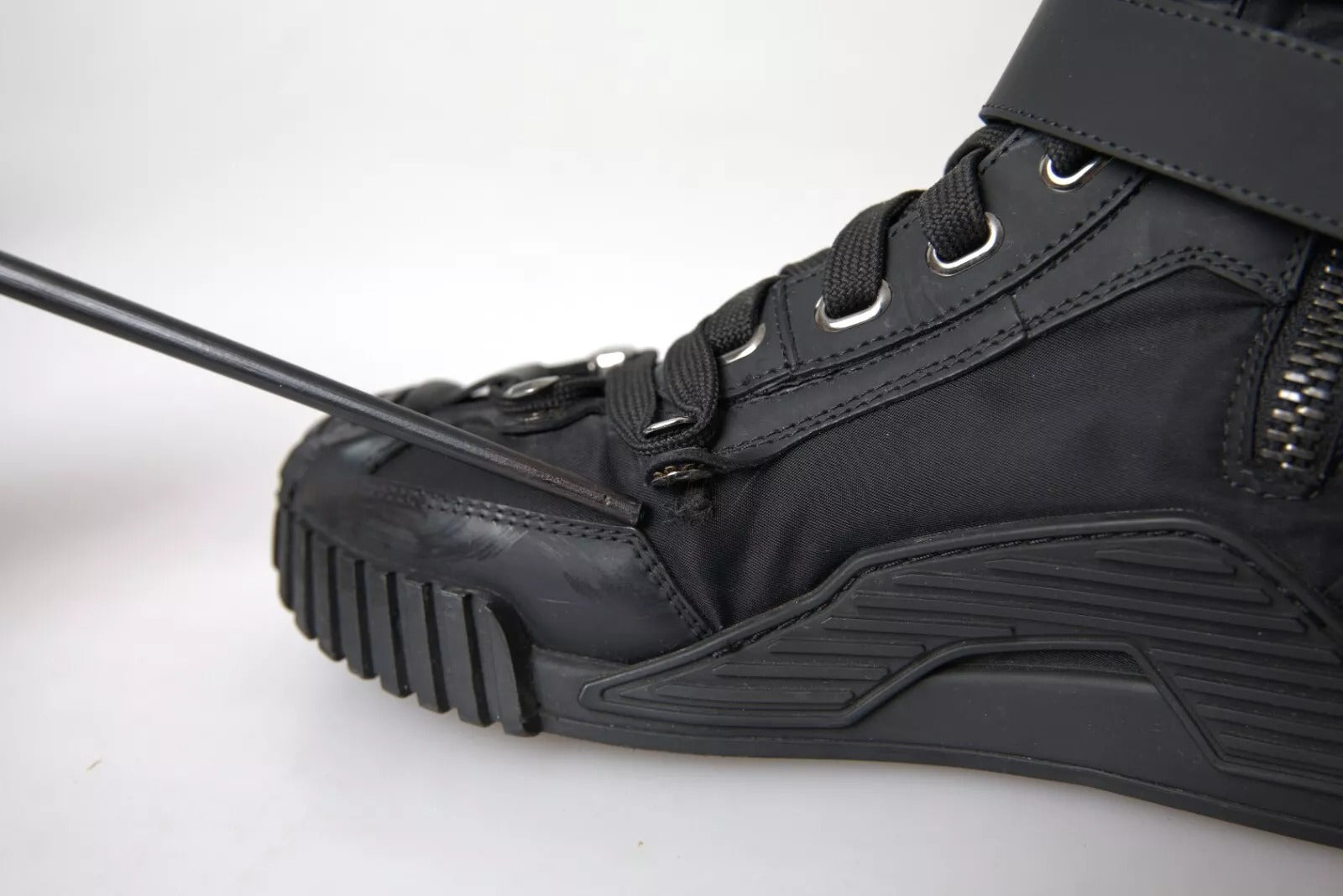Chaussures sneakers montantes en nylon noir Dolce & Gabbana NS1, design élégant avec branding visible.