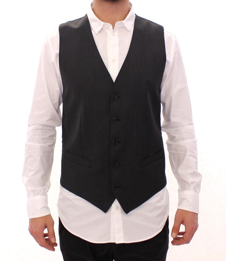 Gilet en laine gris à rayures de la marque Dolce & Gabbana, coupe croisée simple, porté sur un mannequin.