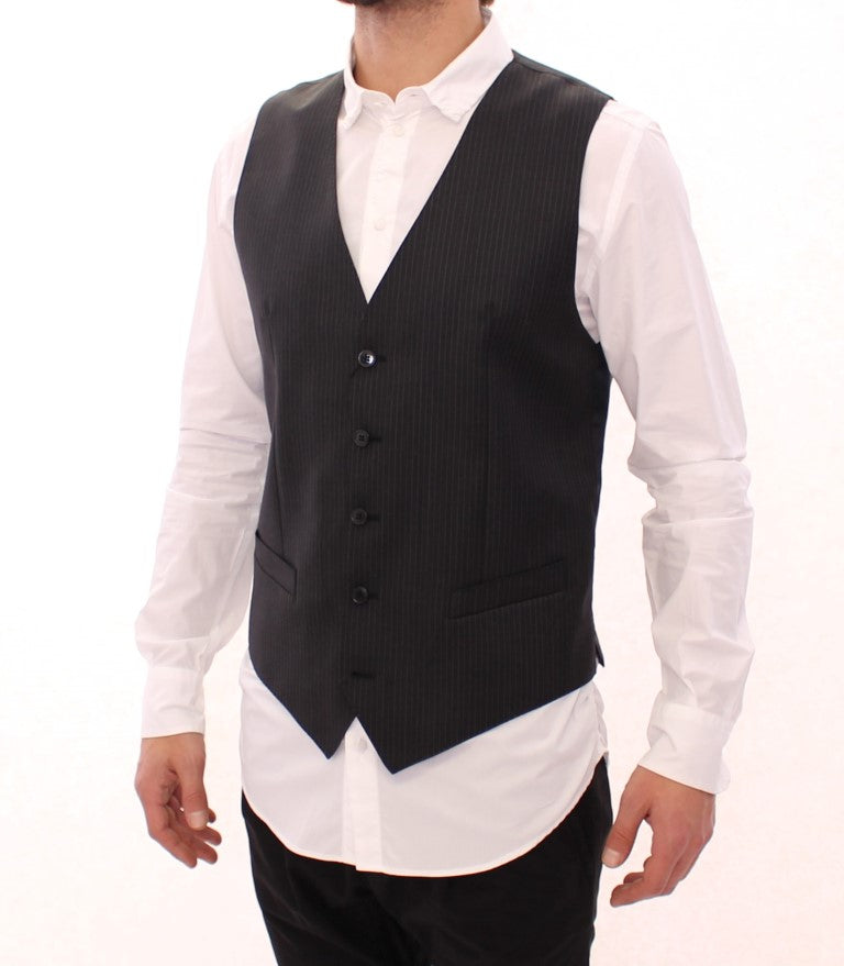 Gilet en laine gris à rayures de Dolce & Gabbana, à boutonnière simple, porté sur un mannequin.