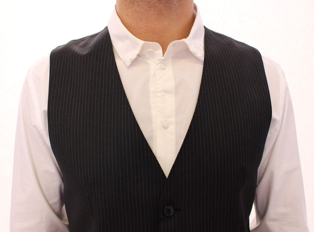 Gilet en laine gris à rayures Dolce & Gabbana, à un seul bouton, porté en mode élégant et sophistiqué.
