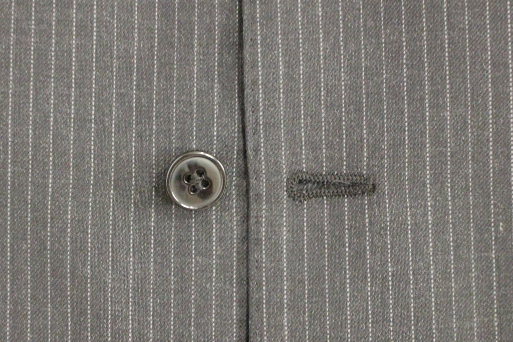 Gilet en laine gris à rayures de Dolce & Gabbana, à simple boutonnage, vue de face.