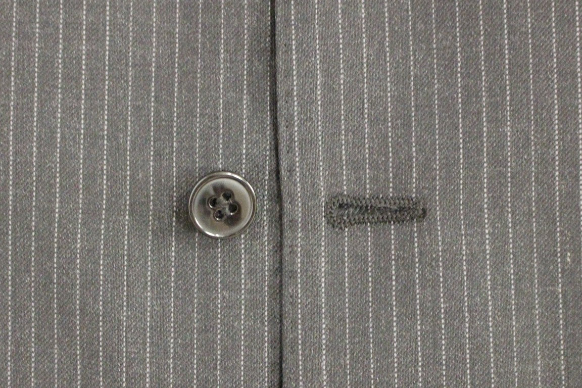 Gilet en laine gris à rayures de Dolce & Gabbana, à simple boutonnage, vue de face.