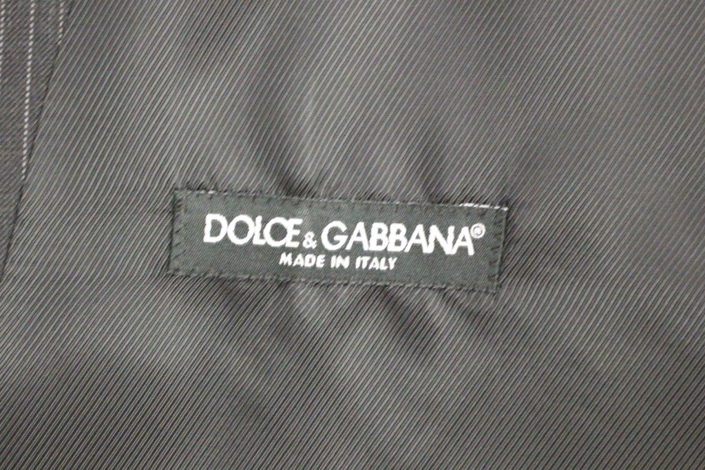 Gilet en laine gris à rayures de Dolce & Gabbana, à simple boutonnage, vue de face.