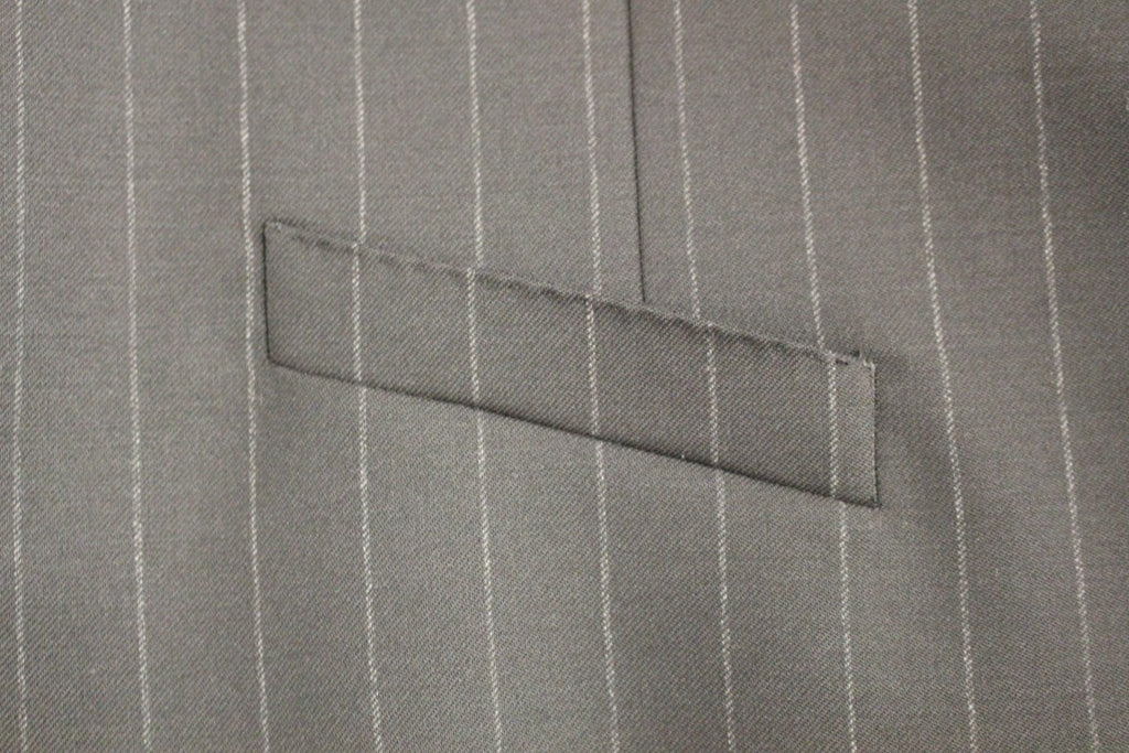 Gilet en laine noir à rayures avec logo Dolce & Gabbana, vêtement élégant pour homme ou femme.