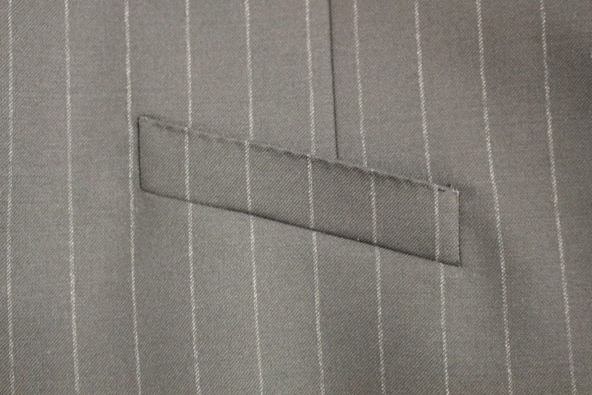 Gilet en laine noir à rayures avec logo Dolce & Gabbana, vêtement élégant pour homme ou femme.