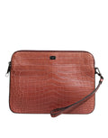Sacoche homme Dolce & Gabbana en cuir bordeaux croco avec logo plaque en métal, style élégant et sophistiqué.