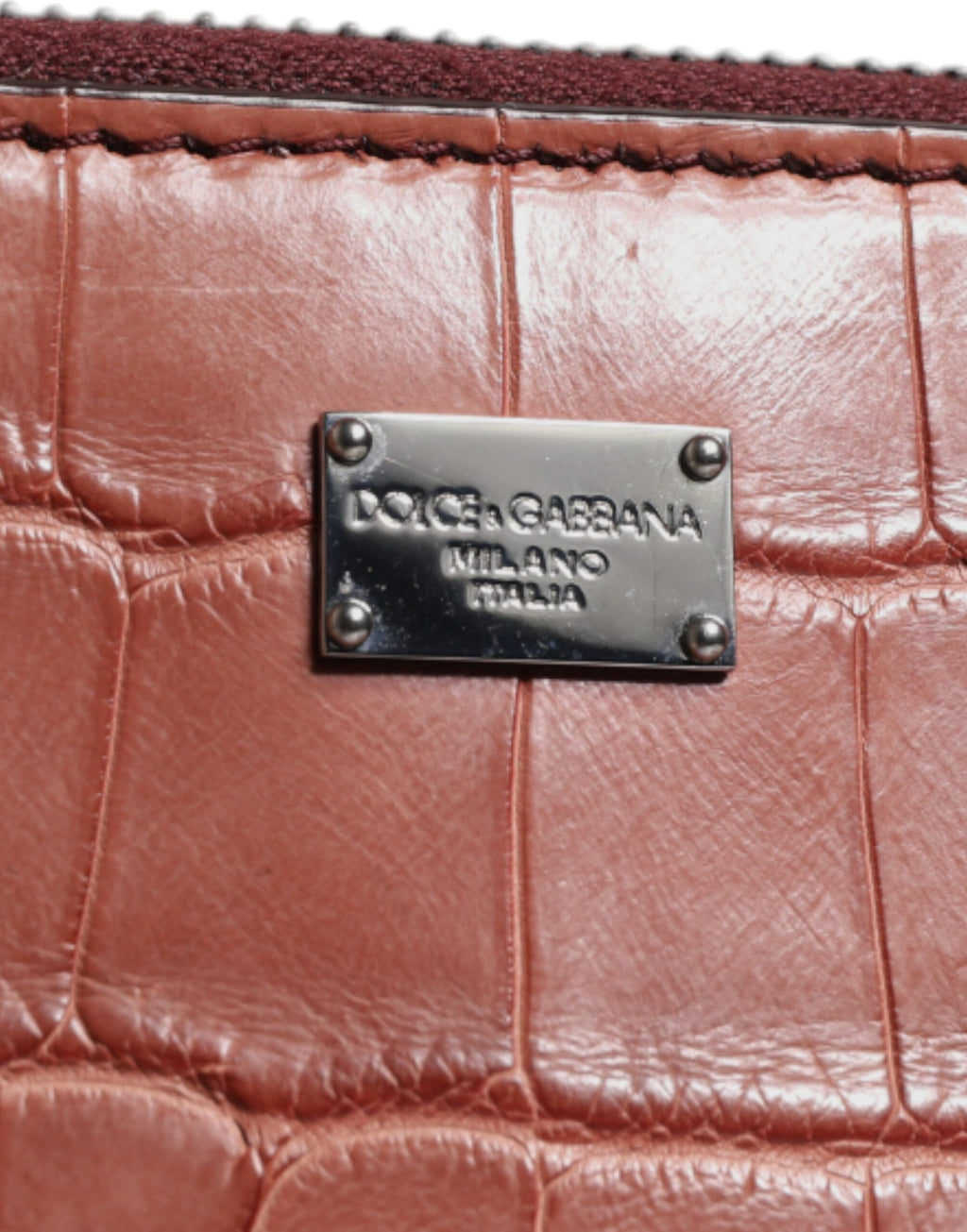 Sac à main homme Dolce & Gabbana en cuir bordeaux croco avec plaque logo, style élégant et sophistiqué.