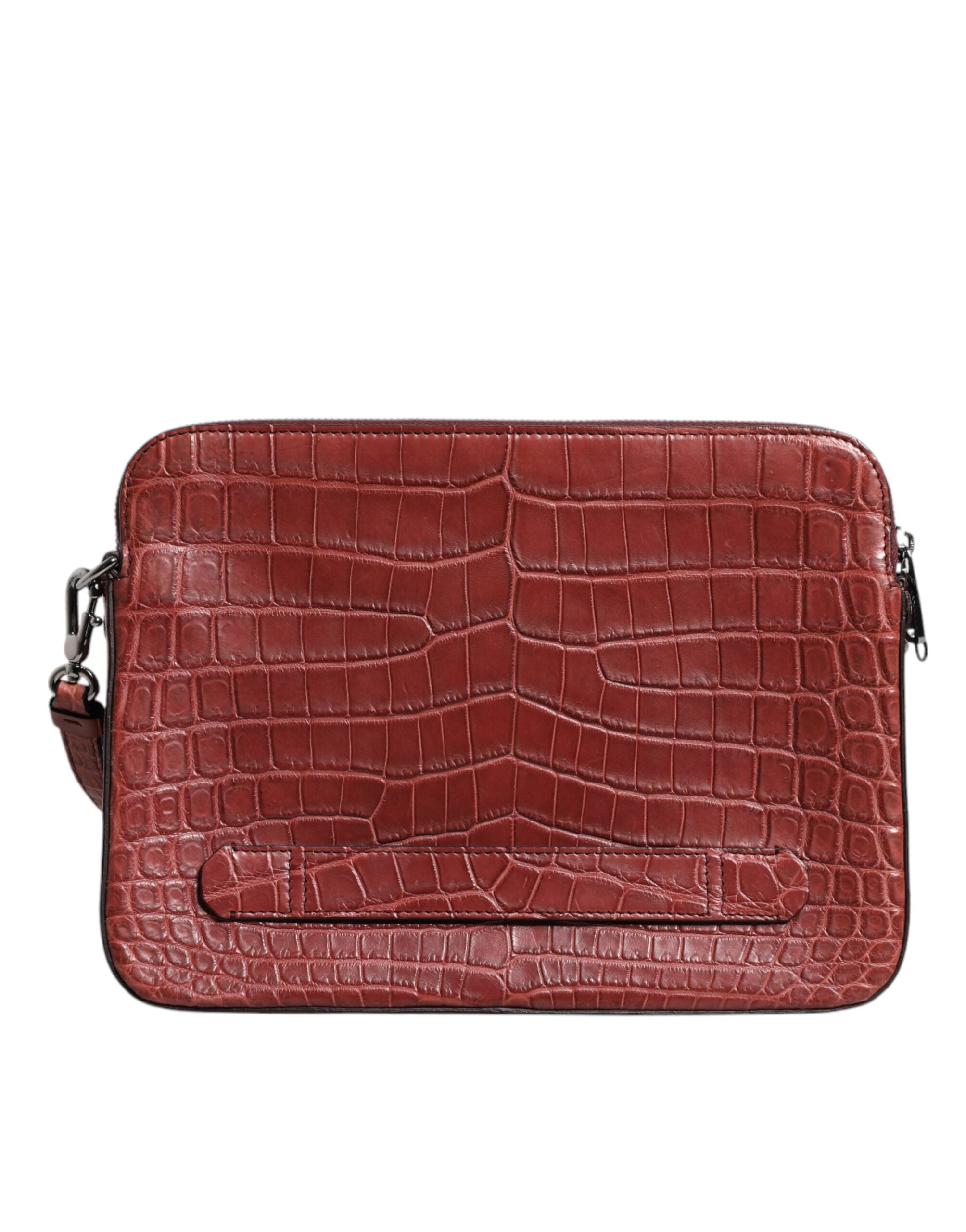 Sac à main homme Dolce & Gabbana en cuir bordeaux croco avec logo et plaque, élégant et sophistiqué.