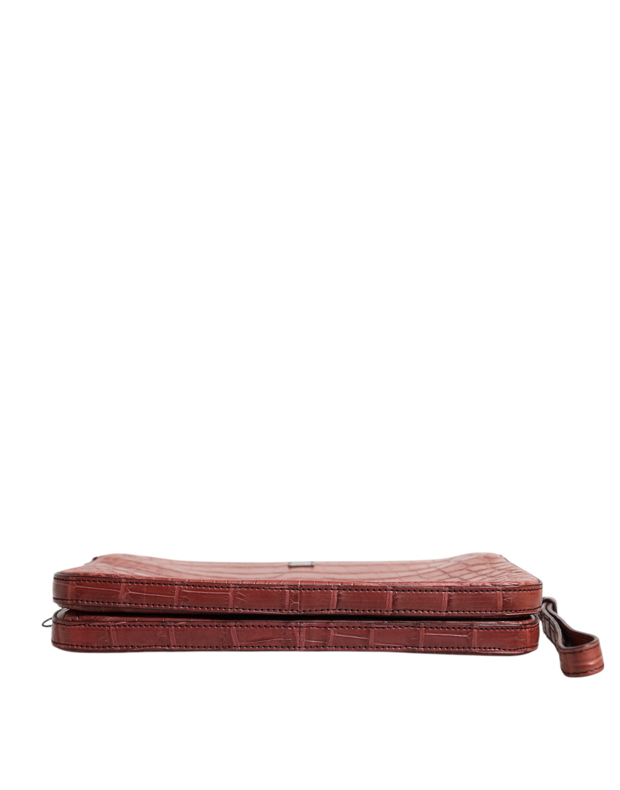 Sacoche homme Dolce & Gabbana en cuir croco bordeaux avec plaque logo, style élégant et pratique.