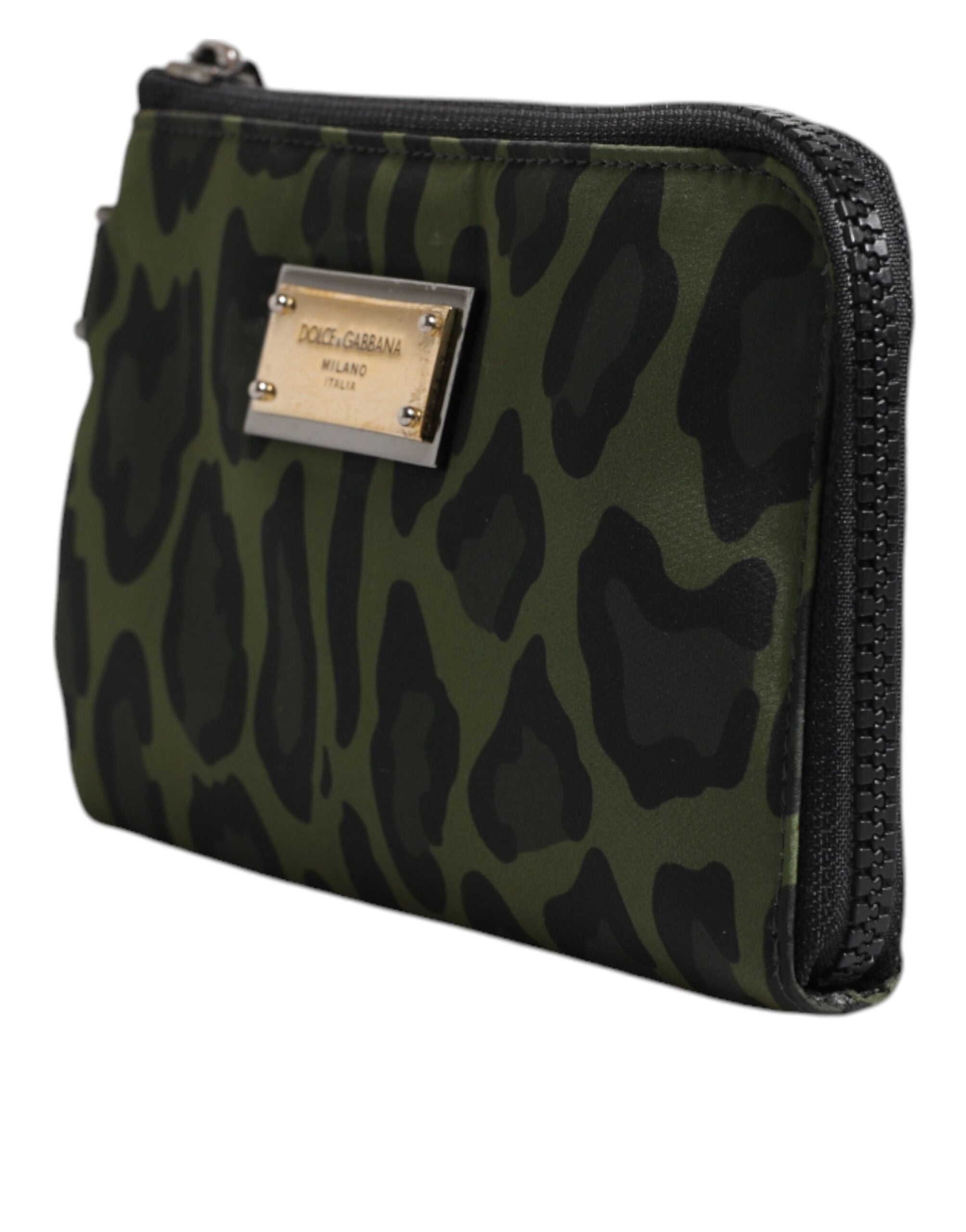 Sac multifonction Dolce & Gabbana en cuir vert à motif léopard avec logo en plaque, design élégant et pratique.