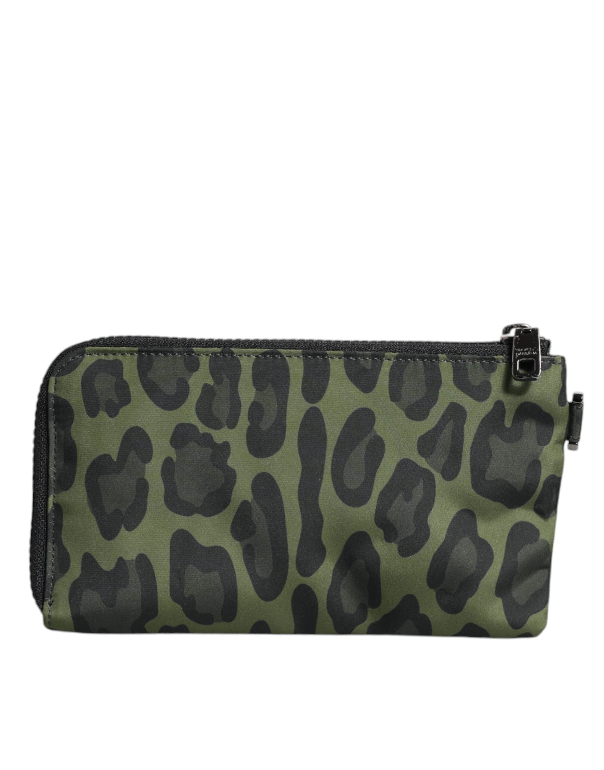 Sac multifonction Dolce & Gabbana en cuir vert à motif léopard avec plaque logo, design élégant et pratique.