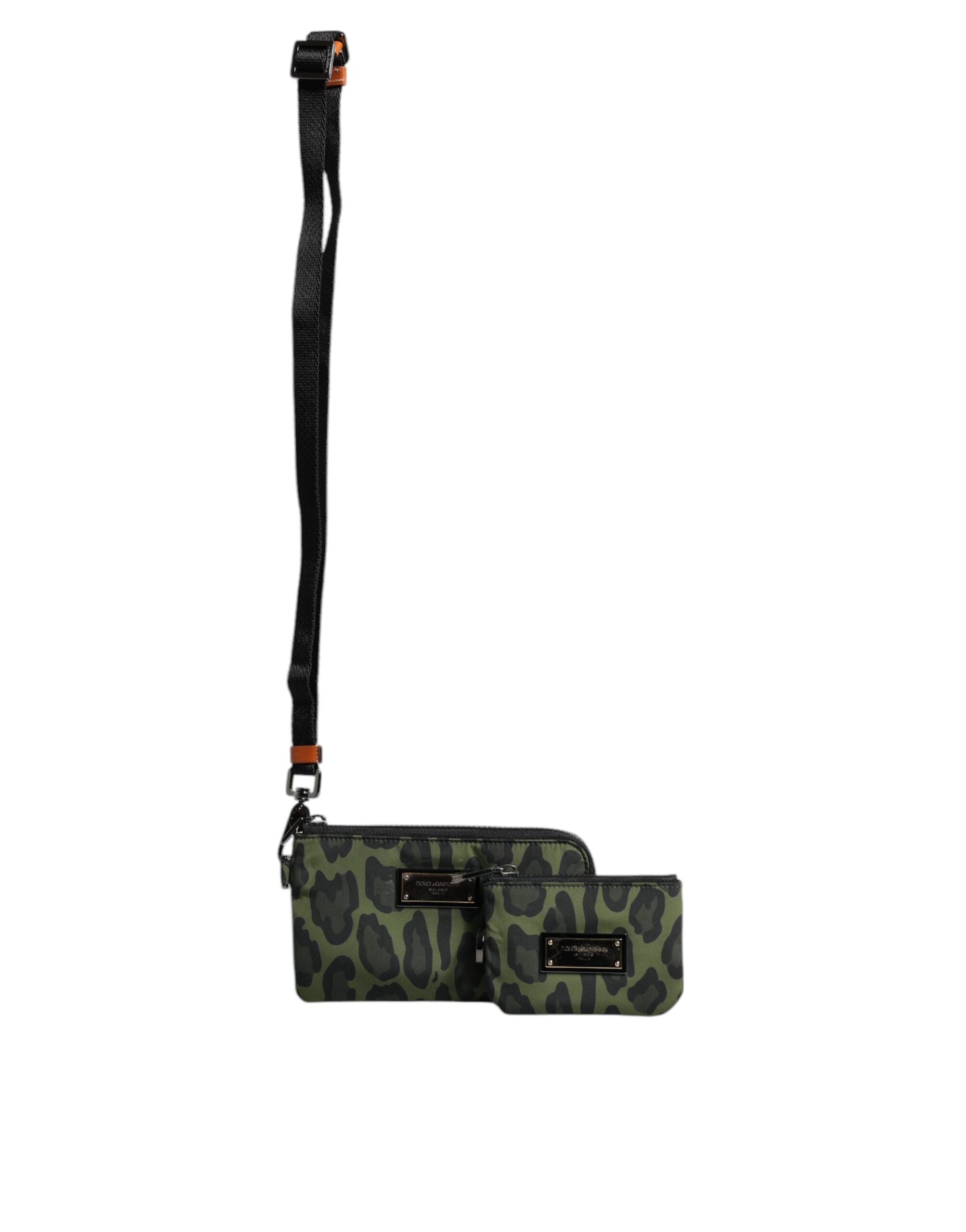 Sac multifonction Dolce & Gabbana en cuir vert avec logo plaque léopard, design élégant et pratique.