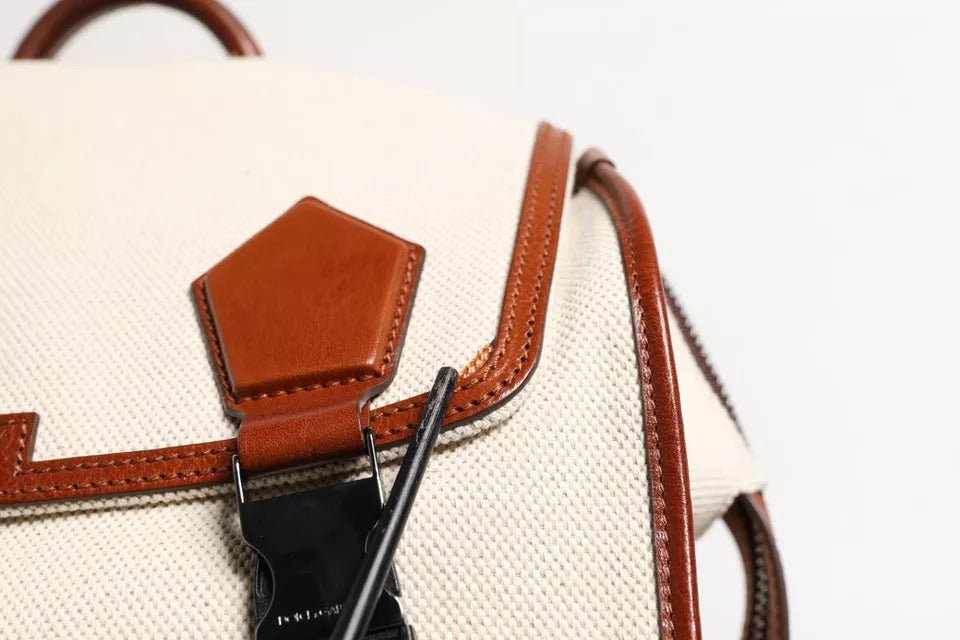 Sac à dos homme Dolce & Gabbana en toile beige et marron avec détails en cuir, style voyage et élégance.