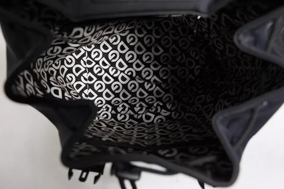Sac à dos Dolce & Gabbana en néoprène noir avec logo DG, style scolaire et design moderne visible sur l'image.