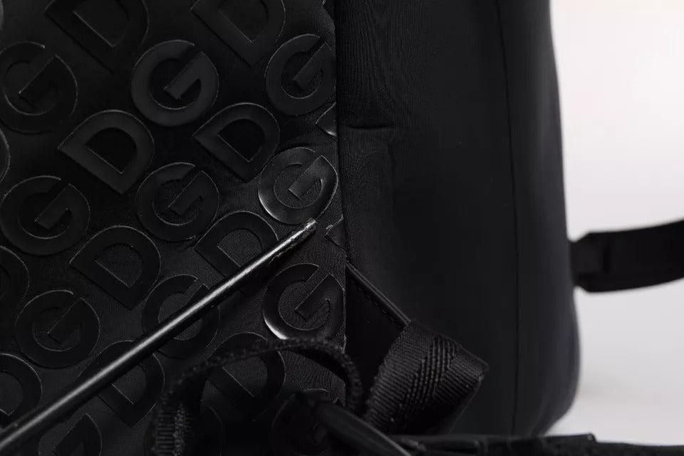 Sac à dos Dolce & Gabbana en néoprène et nylon noir avec logo DG, style scolaire et moderne, visible en détail.