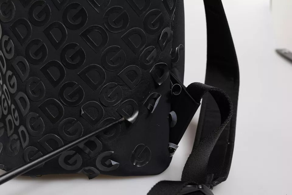 Sac à dos Dolce & Gabbana en néoprène noir avec logo DG, design élégant et pratique, idéal pour le quotidien.