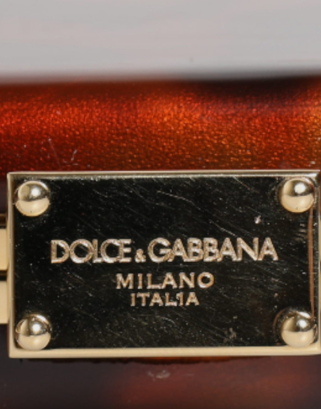 Sac clutch en cuir marron Dolce & Gabbana, pochette de soirée croisée élégante avec détails raffinés, pour occasions spéciales.