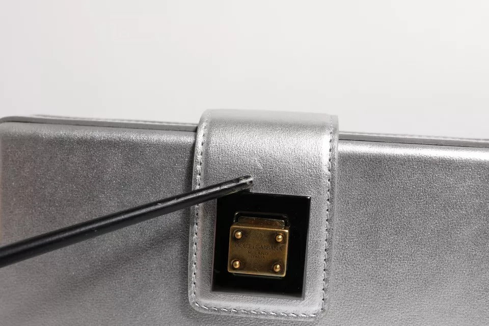 Sac à bandoulière en cuir argenté métallisé Dolce & Gabbana DG BOX, avec sangle en cuir brillant.
