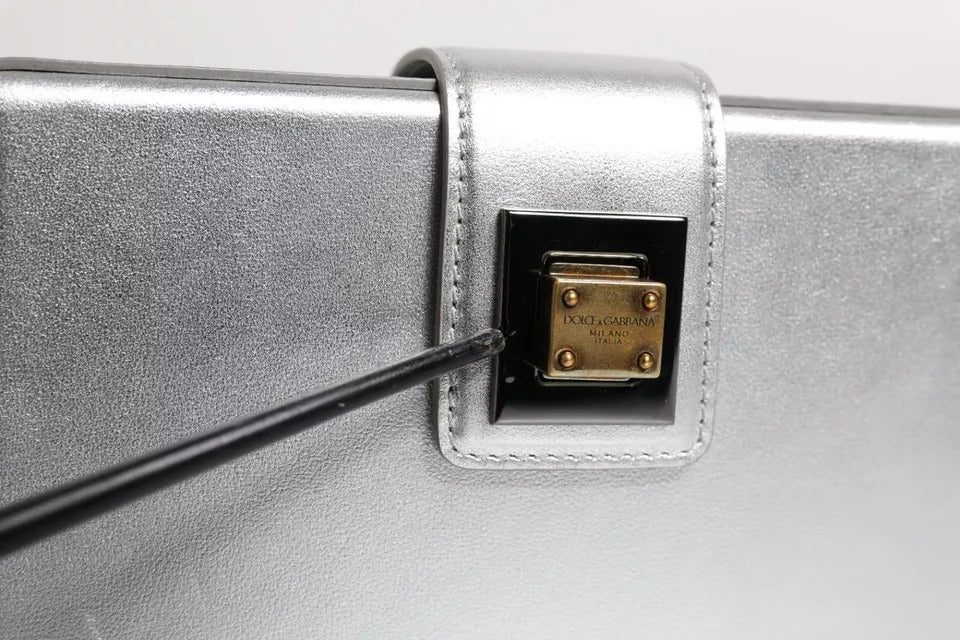 Sac à bandoulière en cuir argenté métallisé Dolce & Gabbana DG BOX avec bandoulière, élégant et sophistiqué.