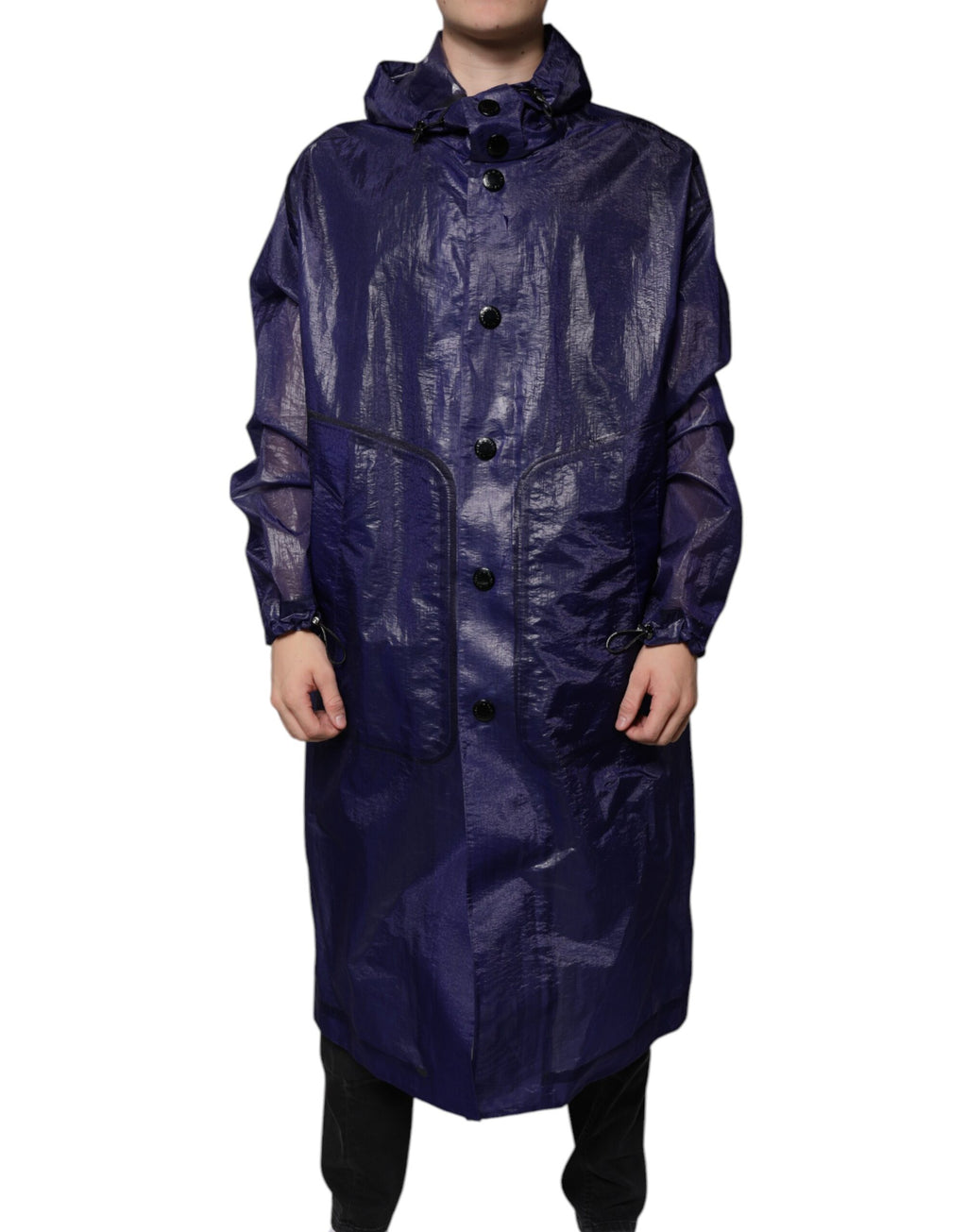 Imperméable homme Dolce & Gabbana en coton bleu foncé avec capuche, style raincoat, porté en plein air.